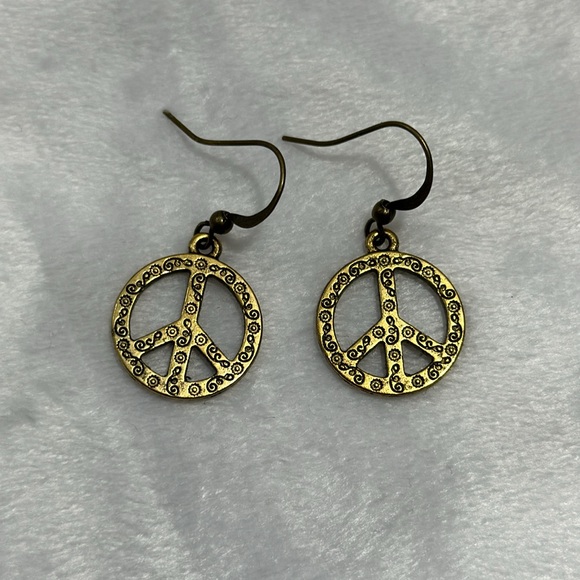 Roey’s Chic Boutique Jewelry - Peace Sign Earrings